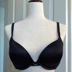 Victoria's Secret Very Sexy Push-Up Black Bra with Underwire Support.